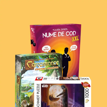 Jocuri de masă și cutii de puzzle stivuite împreună, inclusiv Carcassonne și Nume de Cod XXL.