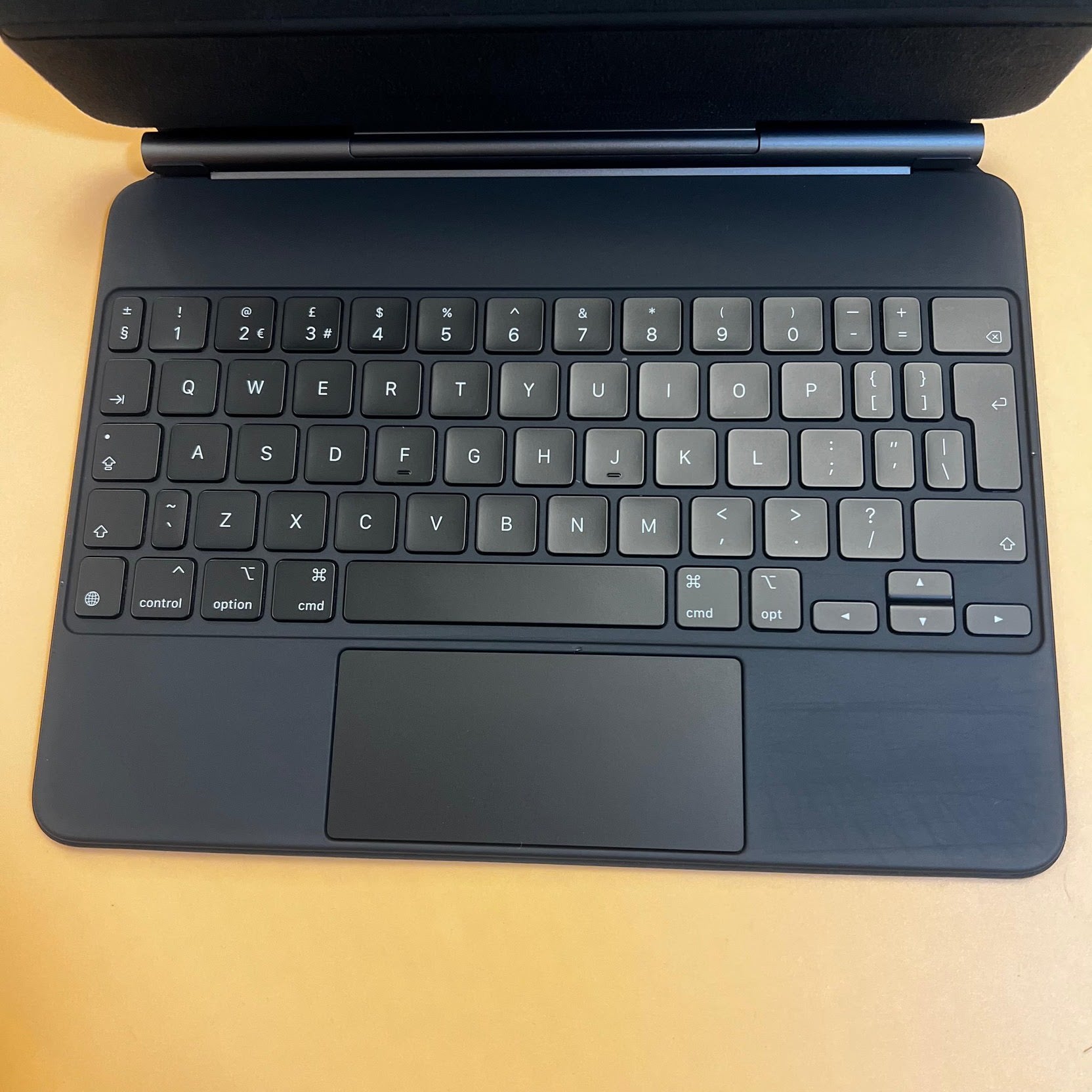 Husa Tastatura Apple Magic Keyboard pt. iPad Pro 11’’ (2022/2021/2020/2018) & Air 5 / 4 - MXQT2B/A British EN Originala Resigilat