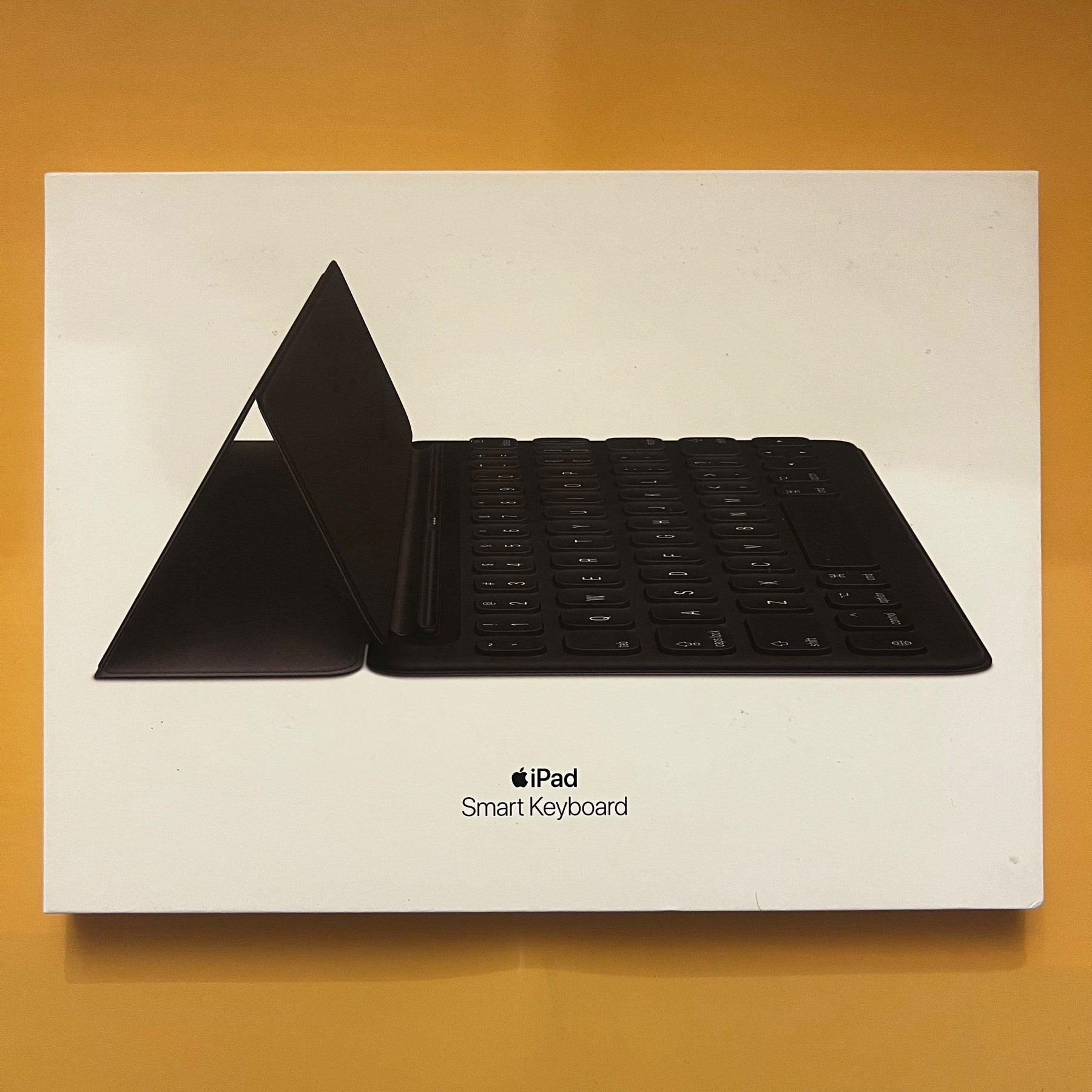 Husa Tastatura Apple Smart Folio Keyboard pt. iPad 9 8 & 7 Pro 10.5 Air 3 (2019) - MX3L2T/A. Italian Originala Resigilat - MX3L2T/A-A