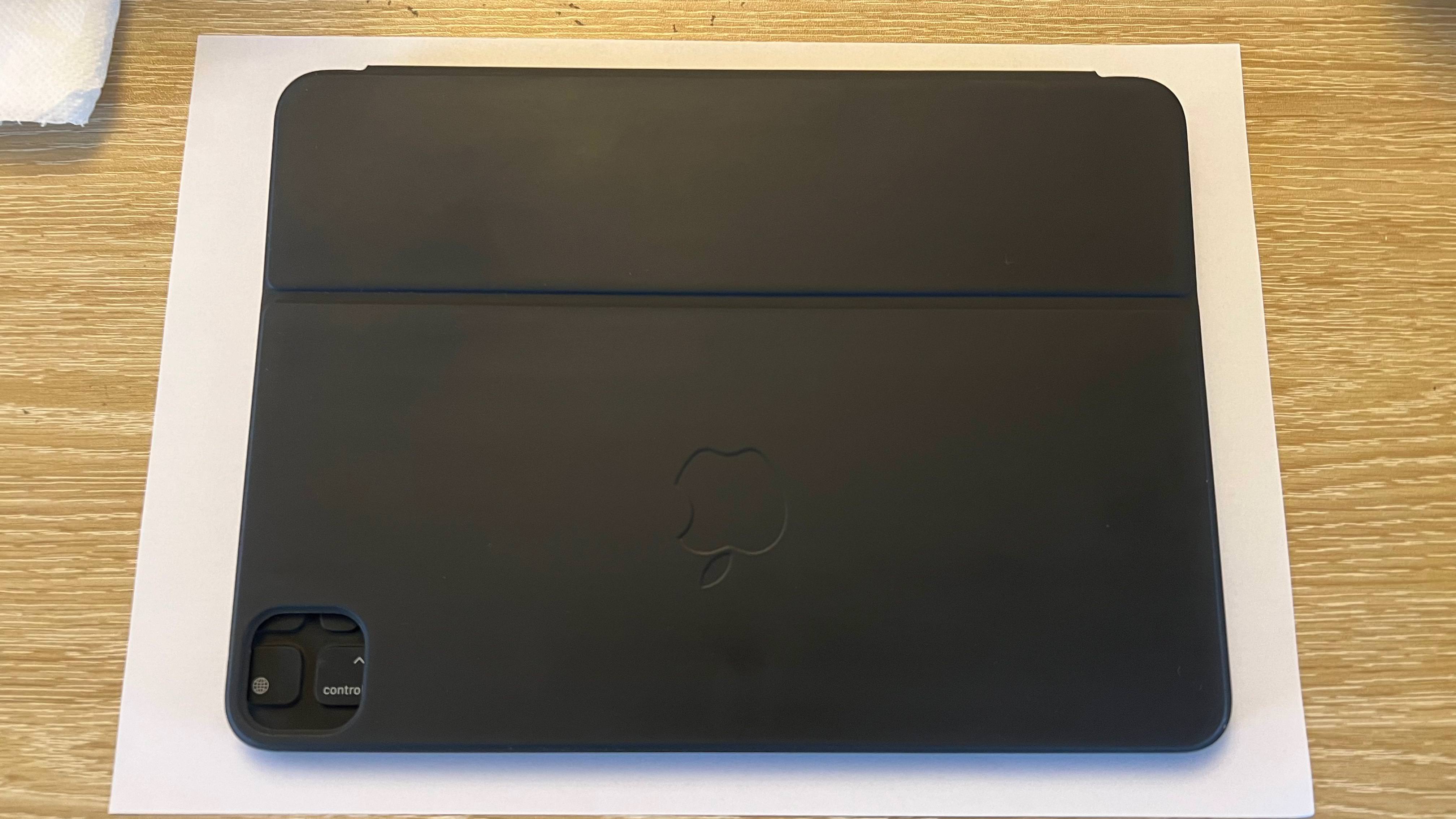 Husa Tastatura Apple Smart Folio Keyboard pt. iPad Pro 11’ (2022/2021/2020/2018) & Air 5 / 4 - MXNK2B/A British EN Originala Resigilat