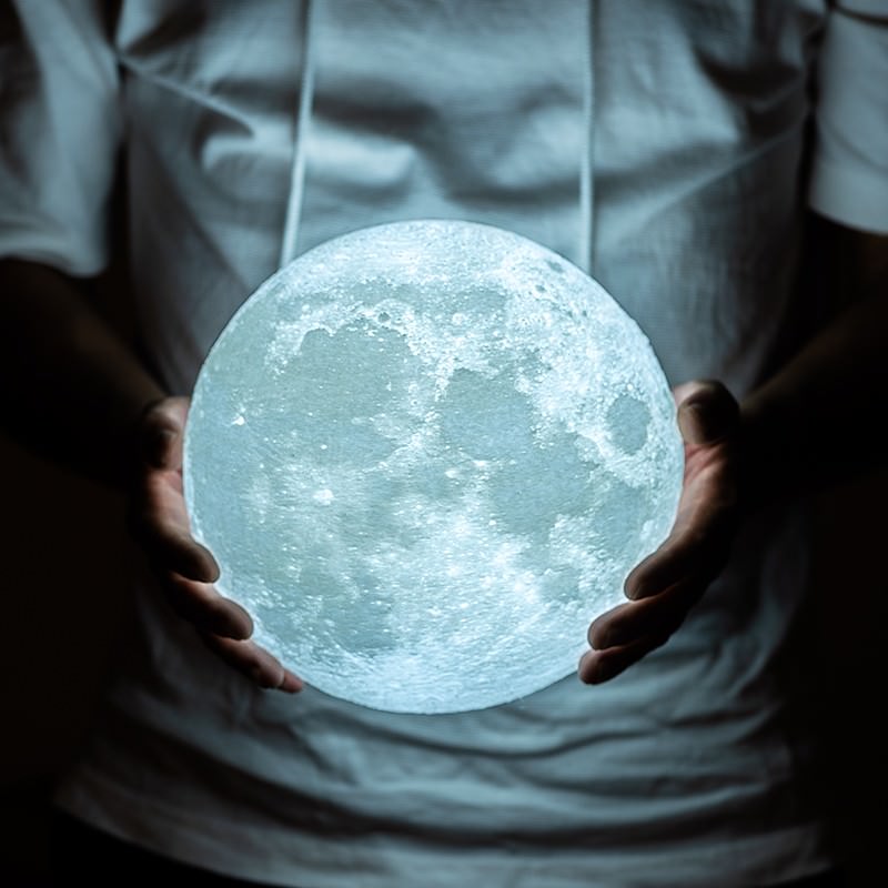 Lampa de veghe LED Luna 3D Moon Light Multicolor 13 cm Baterie Reincarcabila Telecomanda Stand din Lemn Schimbarea Culorilor prin Atingere
