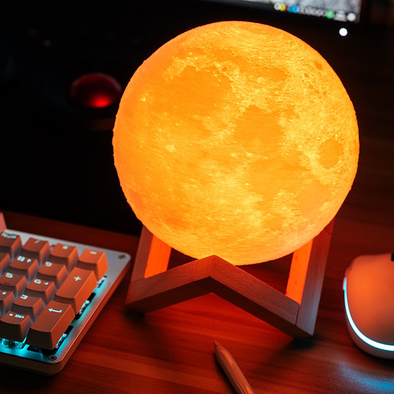 Lampa de veghe LED Luna 3D Moon Light Multicolor 13 cm Baterie Reincarcabila Telecomanda Stand din Lemn Schimbarea Culorilor prin Atingere