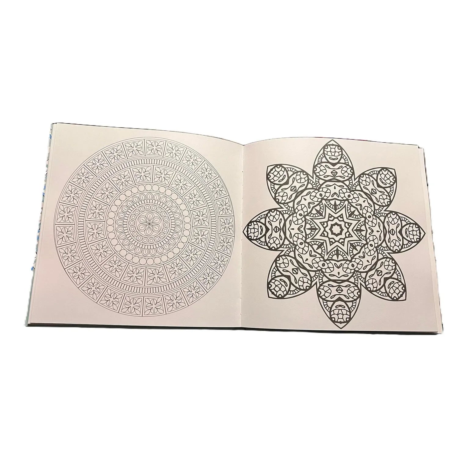 Set Carte de Colorat Antistres Mandala 128 pagini 180 g/m² + Trusa 72 Carioci cu Varfuri Duble (Fineliner 0.4 mm + tip Pensula 1.2 mm)