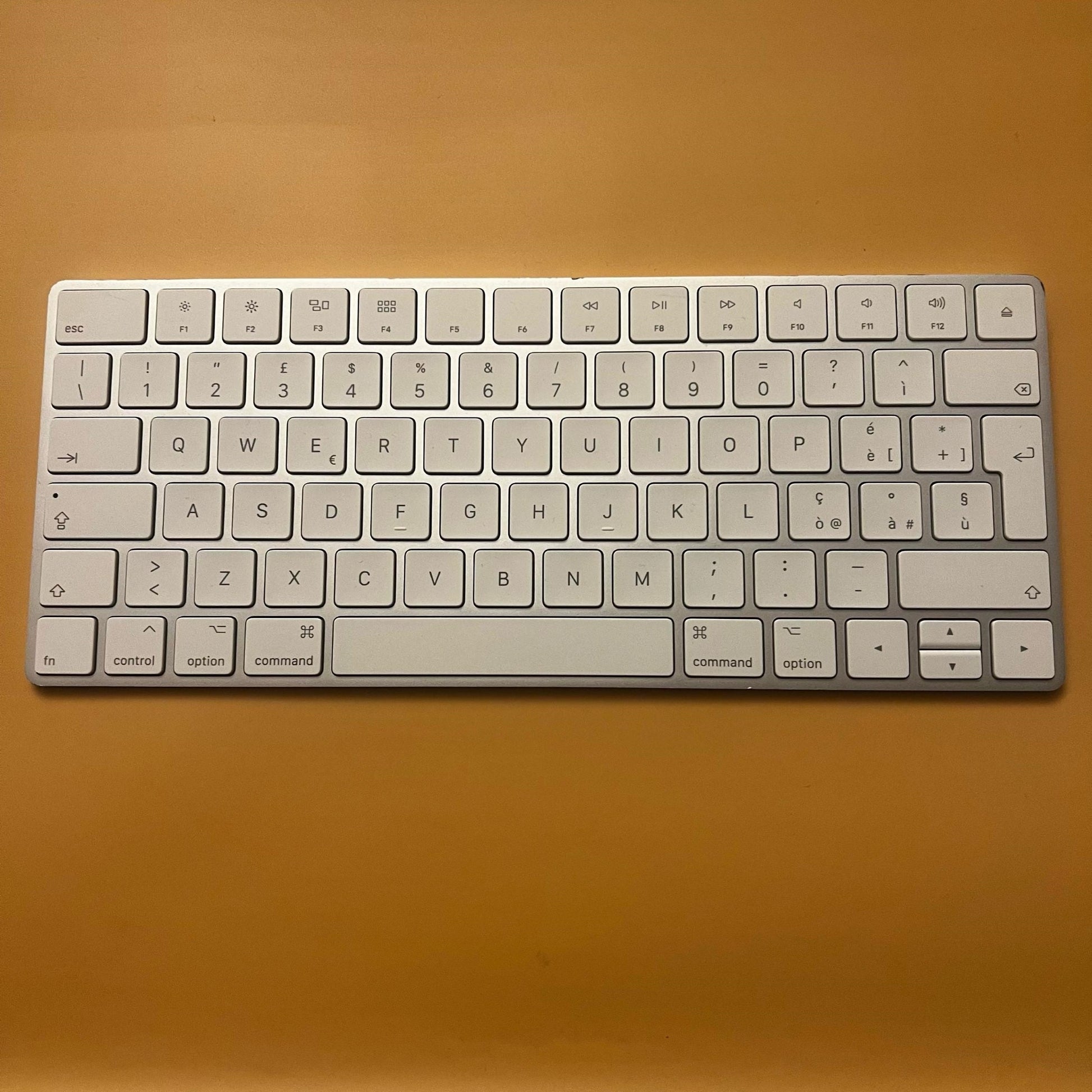 Tastatura Apple Magic Keyboard MLA22T/A - Layout Italian QWERTY Wireless Reincarcabilă Bluetooth Aluminiu Silver/White Originala Resigilat