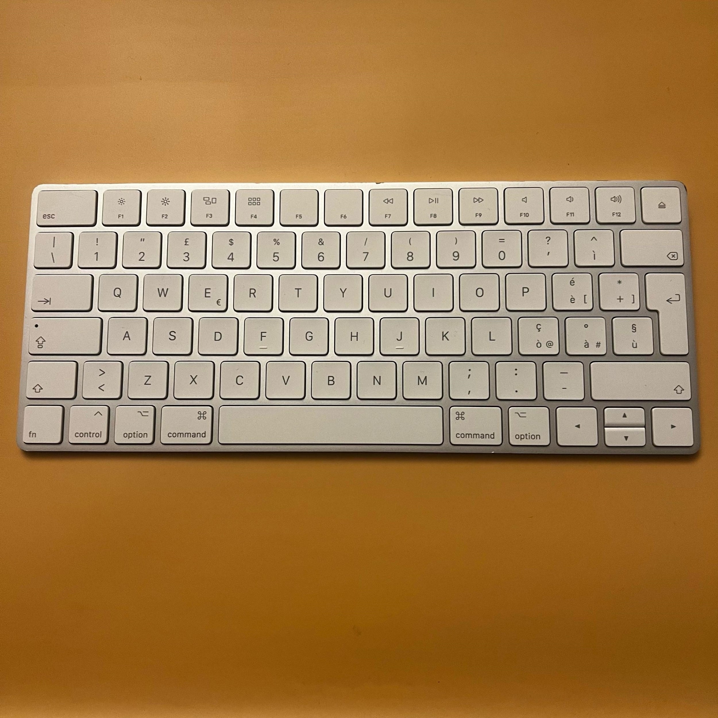 Tastatura Apple Magic Keyboard MLA22T/A - Layout Italian QWERTY Wireless Reincarcabilă Bluetooth Aluminiu Silver/White Originala Resigilat