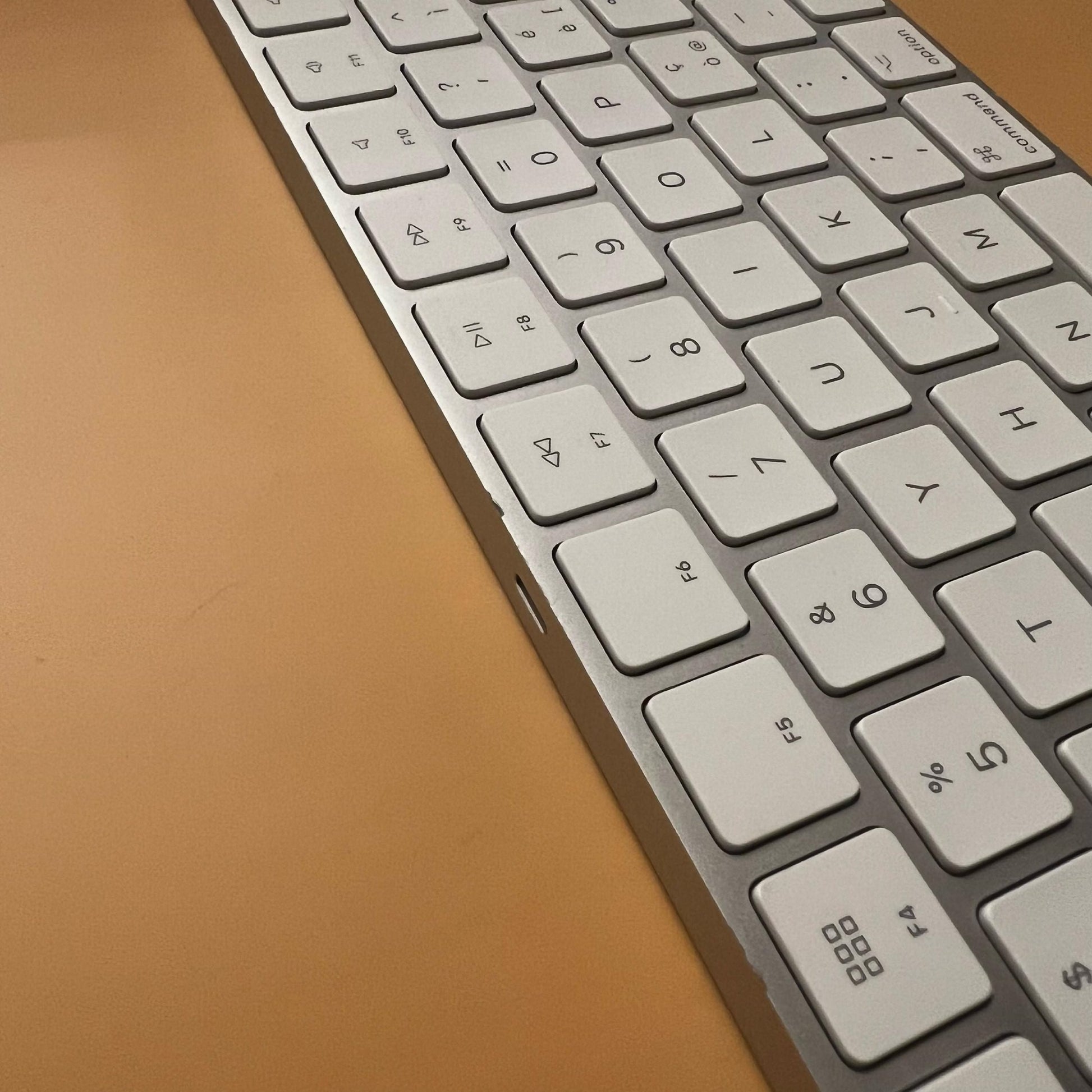 Tastatura Apple Magic Keyboard MLA22T/A - Layout Italian QWERTY Wireless Reincarcabilă Bluetooth Aluminiu Silver/White Originala Resigilat