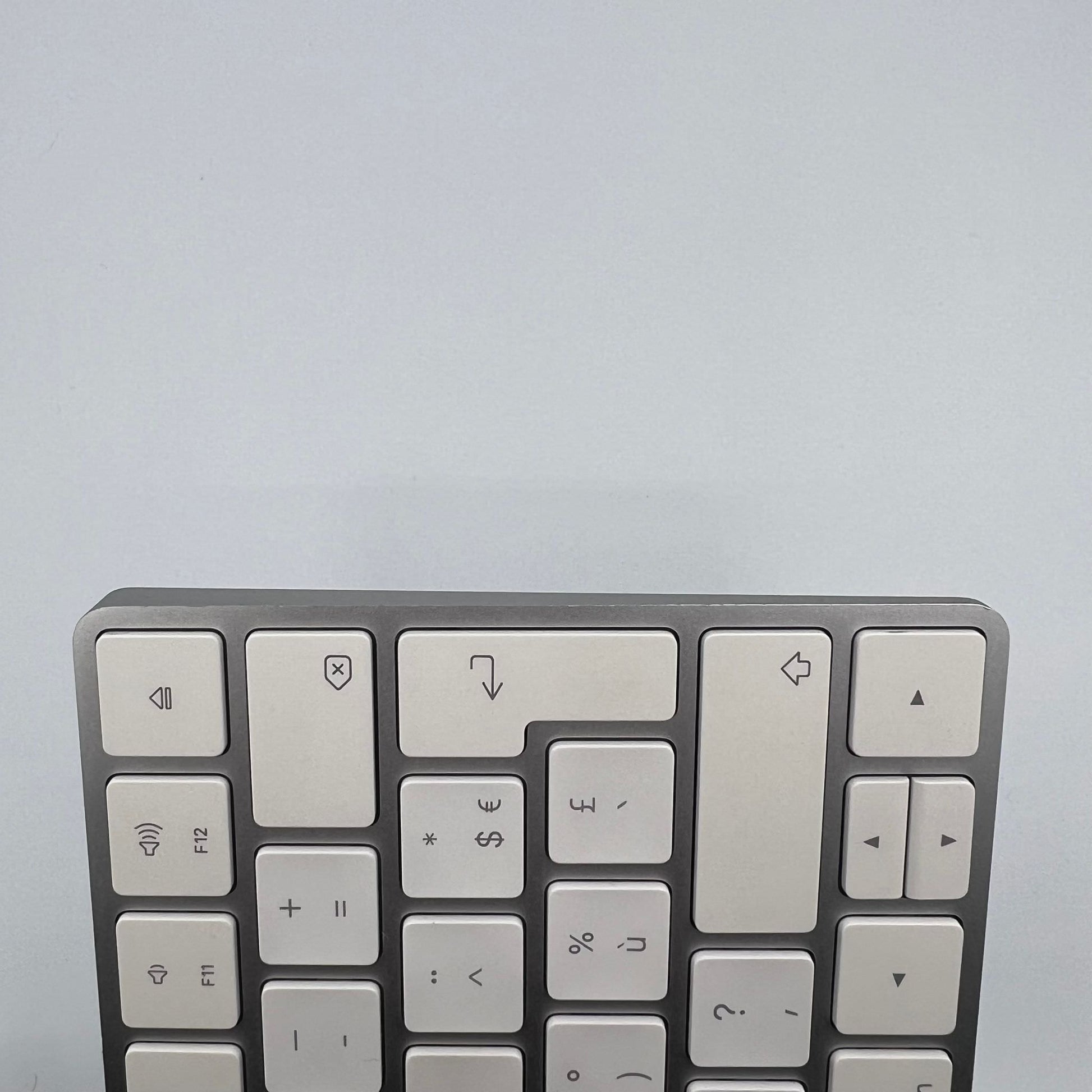 Tastatura Apple Magic Keyboard MLA22E/A - Layout QWERTY Spaniol Wireless Reincarcabilă Bluetooth Aluminiu Silver/White Originala Resigilat