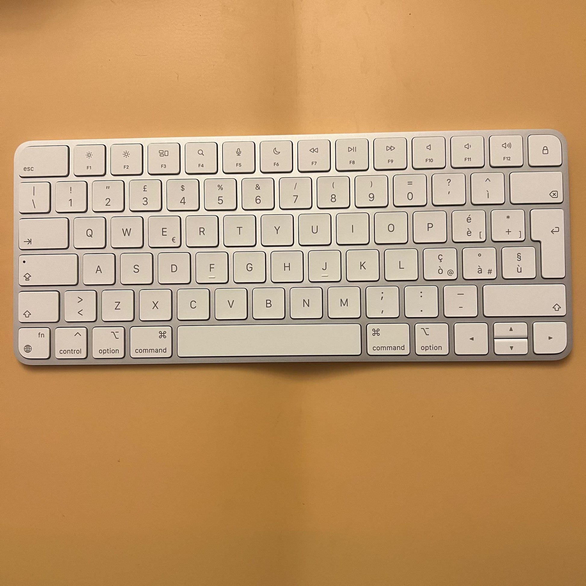 Tastatura Apple Magic Keyboard MK2A3T/A - Layout Italian QWERTY Wireless Reincarcabilă Bluetooth Aluminiu Silver/White Originala Resigilat
