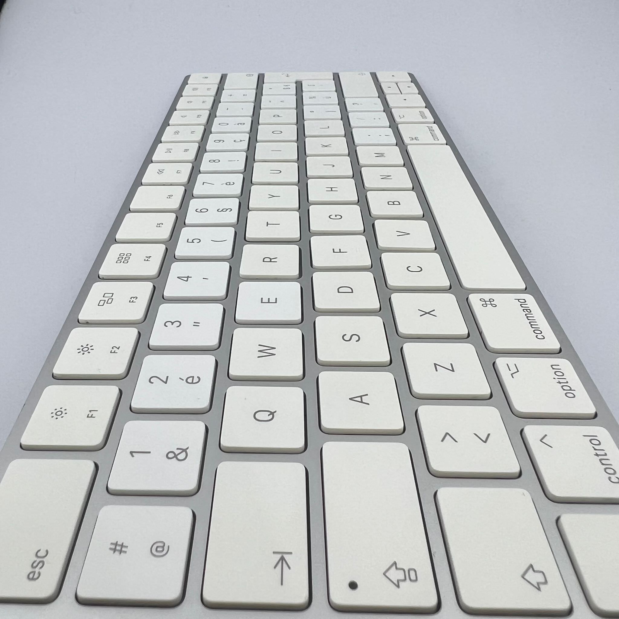 Tastatura Apple Magic Keyboard MLA22E/A - Layout QWERTY Spaniol Wireless Reincarcabilă Bluetooth Aluminiu Silver/White Originala Resigilat
