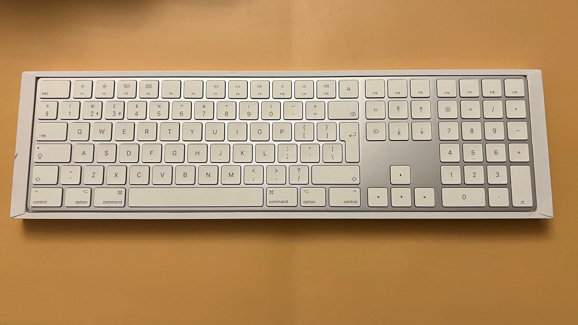 Tastatura Apple Magic Keyboard cu Keypad MQ052B/A - Layout British QWERTY Wireless Reincarcabila Bluetooth Aluminiu Silver Originala