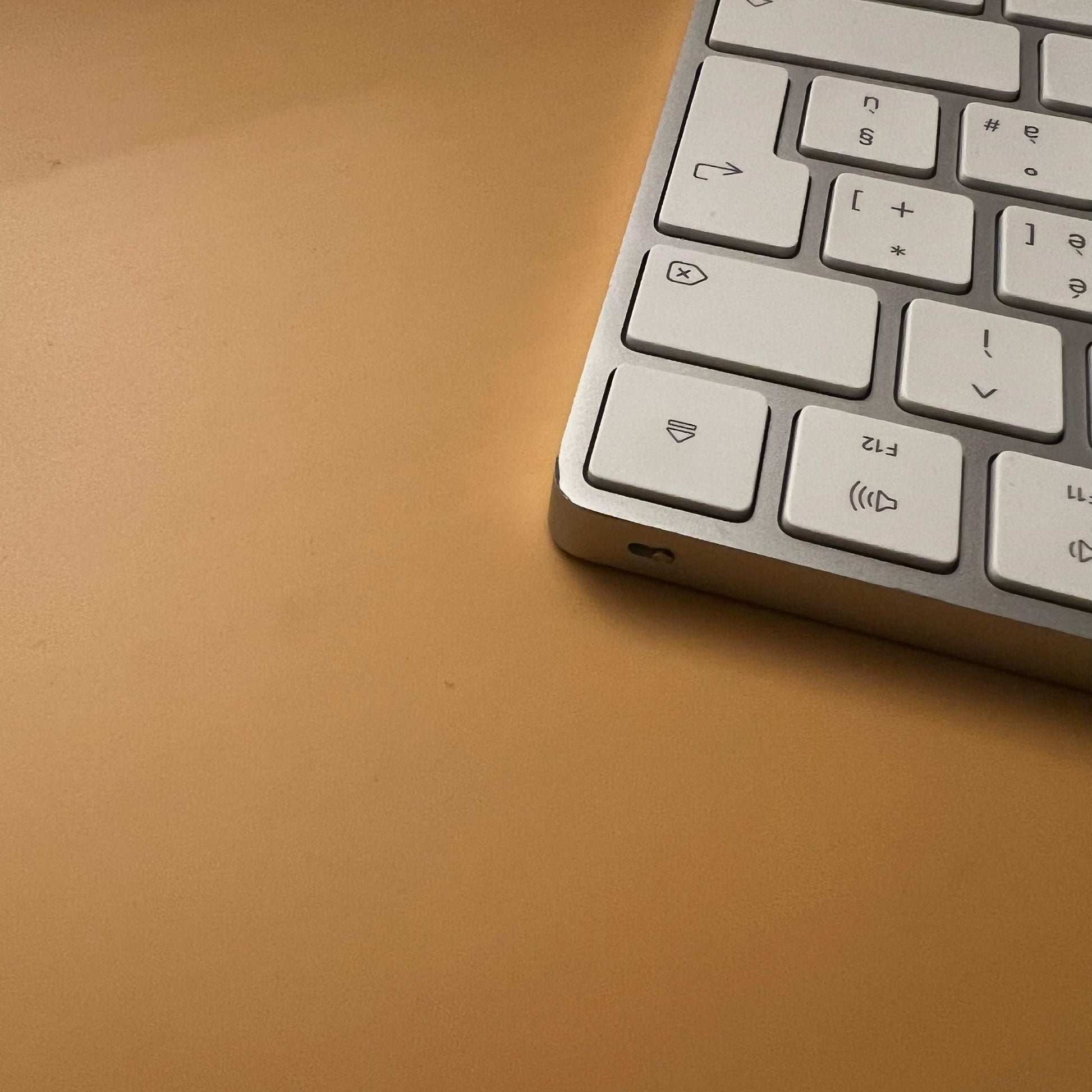 Tastatura Apple Magic Keyboard MLA22T/A - Layout Italian QWERTY Wireless Reincarcabilă Bluetooth Aluminiu Silver/White Originala Resigilat