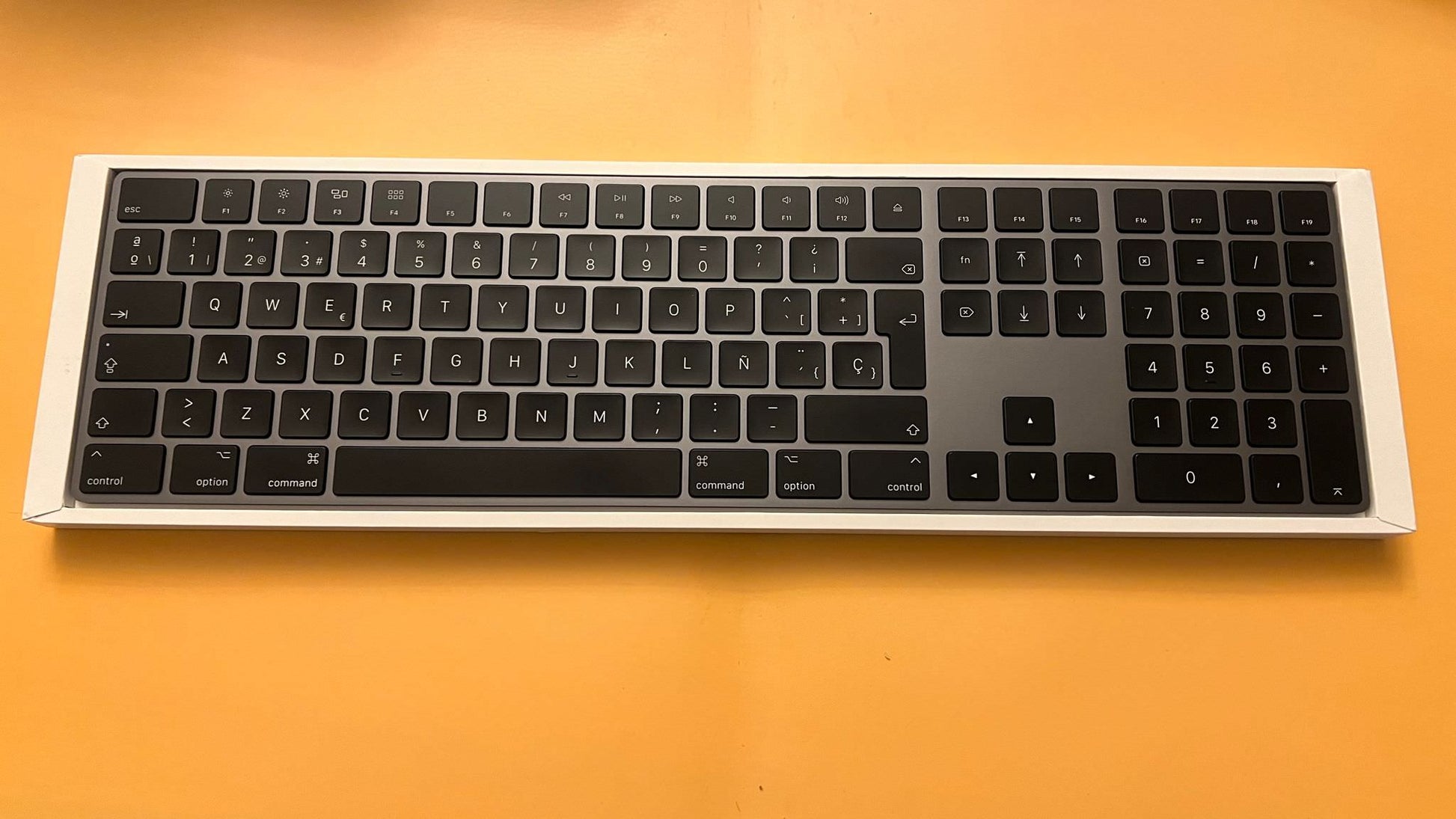 Tastatura Apple Magic Keyboard cu Keypad MRMH2Y/A - Layout Spaniol QWERTY Wireless Reincarcabila Bluetooth Aluminiu Space Gray Originala