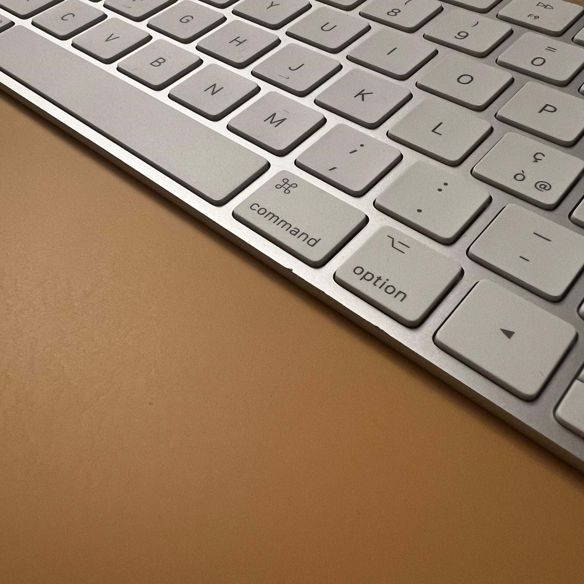 Tastatura Apple Magic Keyboard MLA22T/A - Layout Italian QWERTY Wireless Reincarcabilă Bluetooth Aluminiu Silver/White Originala Resigilat