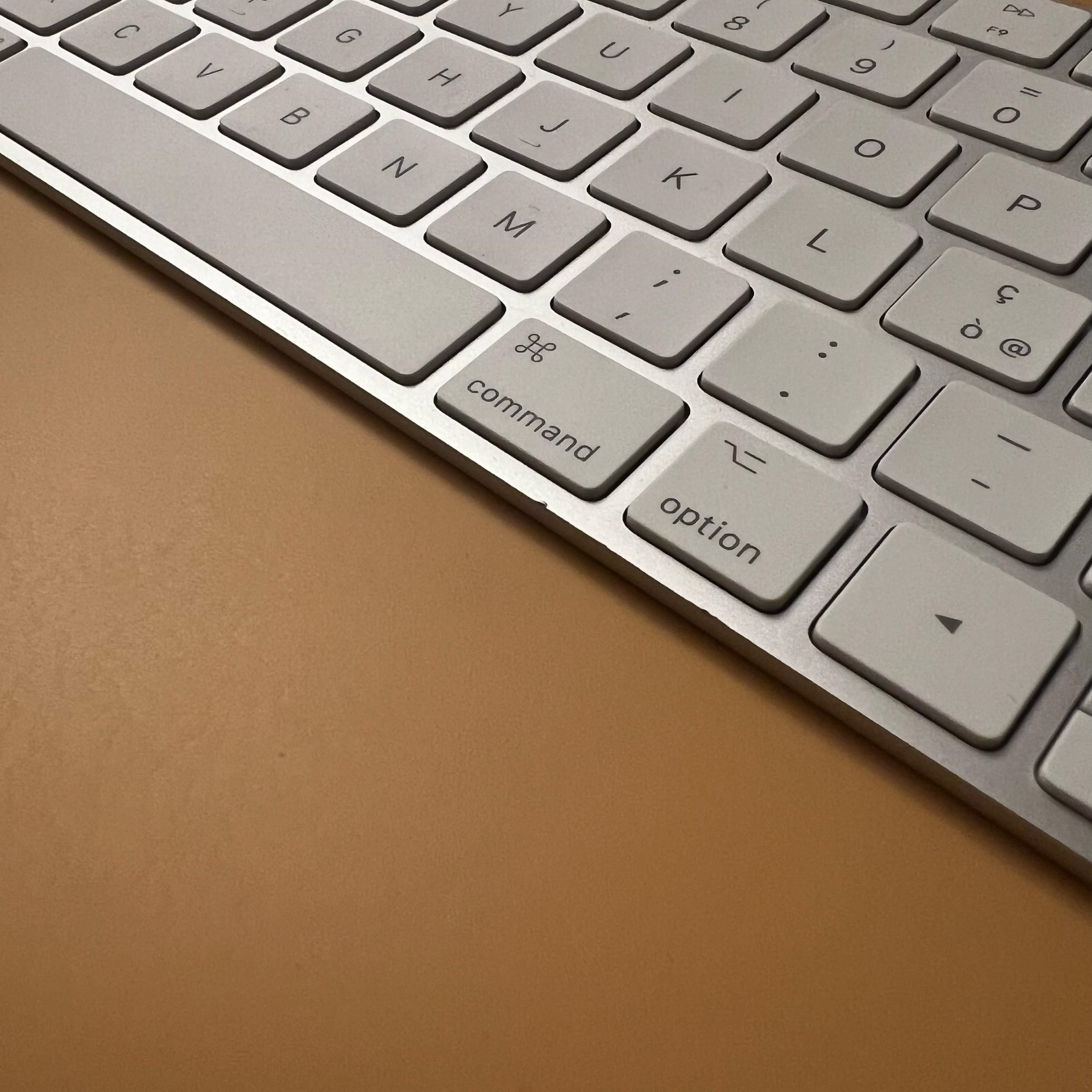 Tastatura Apple Magic Keyboard MLA22T/A - Layout Italian QWERTY Wireless Reincarcabilă Bluetooth Aluminiu Silver/White Originala Resigilat