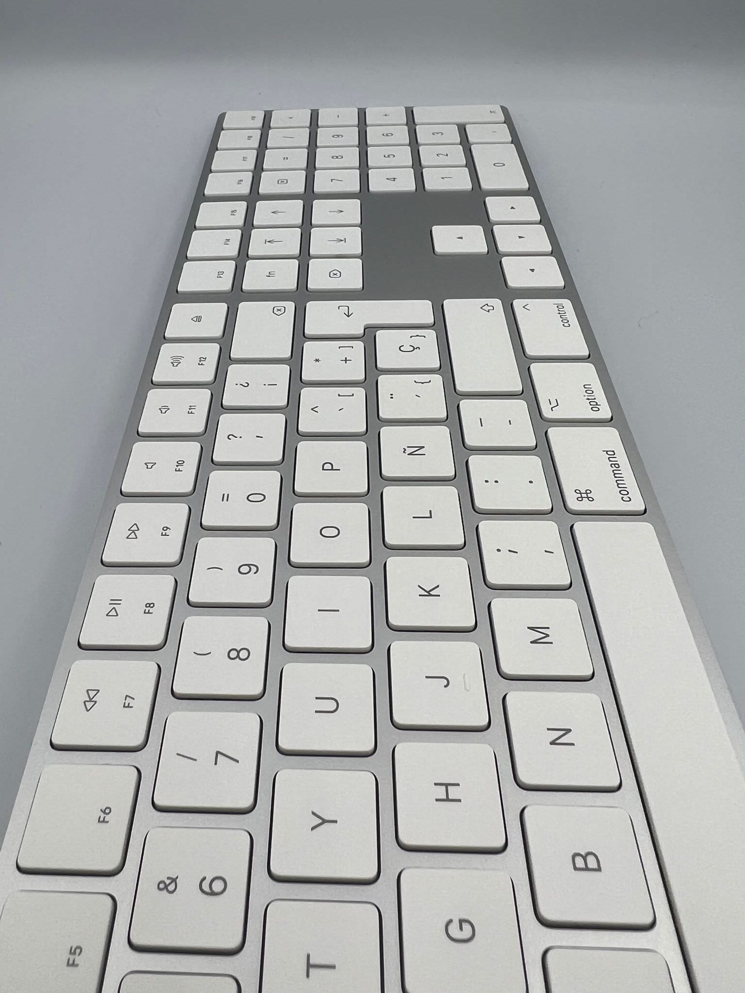Tastatura Apple Magic Keyboard cu Keypad MQ052Y/A - Layout QWERTY Spaniol Wireless Reincarcabila Bluetooth Aluminiu Silver Originala