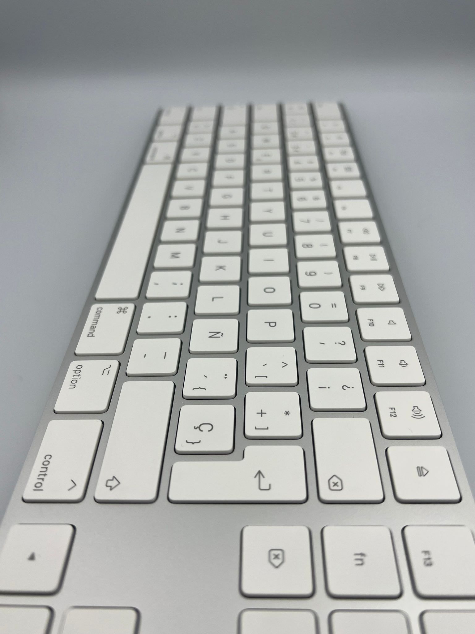 Tastatura Apple Magic Keyboard cu Keypad MQ052Y/A - Layout QWERTY Spaniol Wireless Reincarcabila Bluetooth Aluminiu Silver Originala