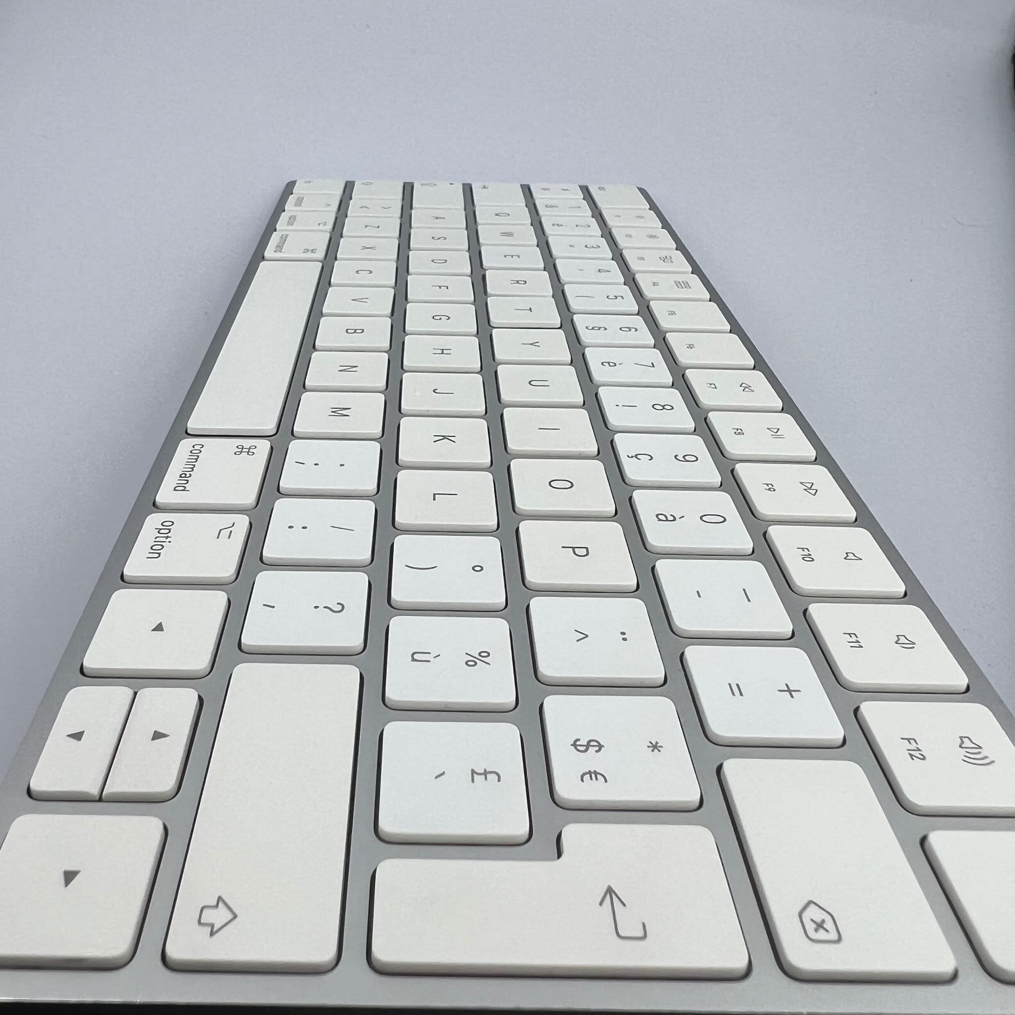 Tastatura Apple Magic Keyboard MLA22E/A - Layout QWERTY Spaniol Wireless Reincarcabilă Bluetooth Aluminiu Silver/White Originala Resigilat