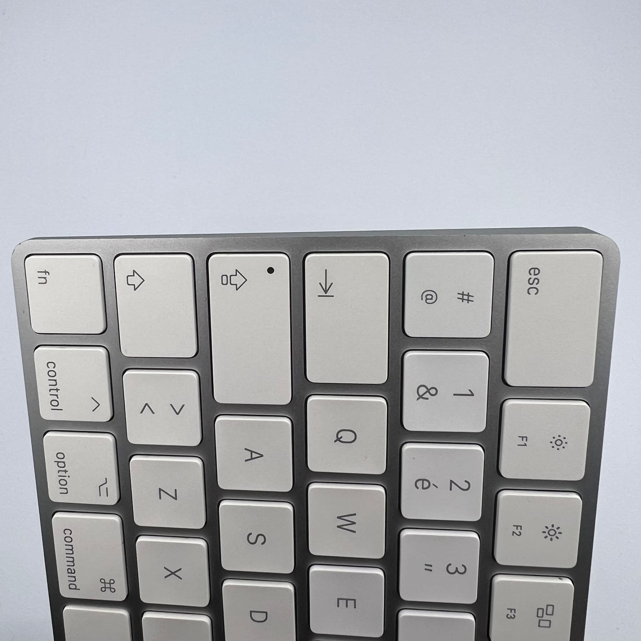 Tastatura Apple Magic Keyboard MLA22E/A - Layout QWERTY Spaniol Wireless Reincarcabilă Bluetooth Aluminiu Silver/White Originala Resigilat