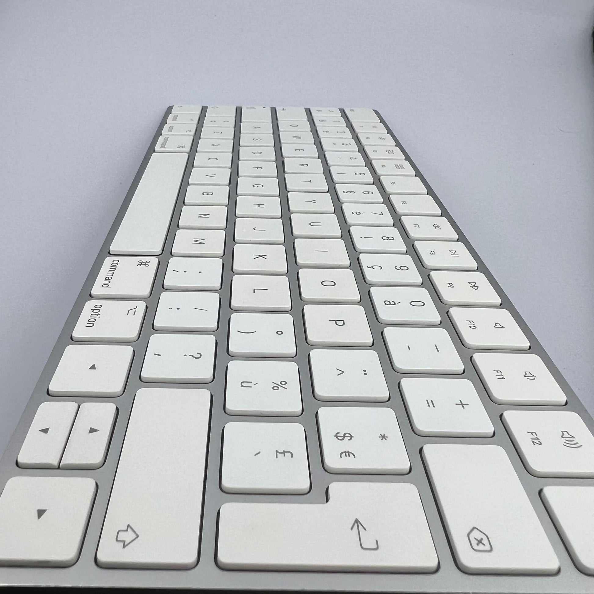 Tastatura Apple Magic Keyboard MLA22E/A - Layout QWERTY Spaniol Wireless Reincarcabilă Bluetooth Aluminiu Silver/White Originala Resigilat