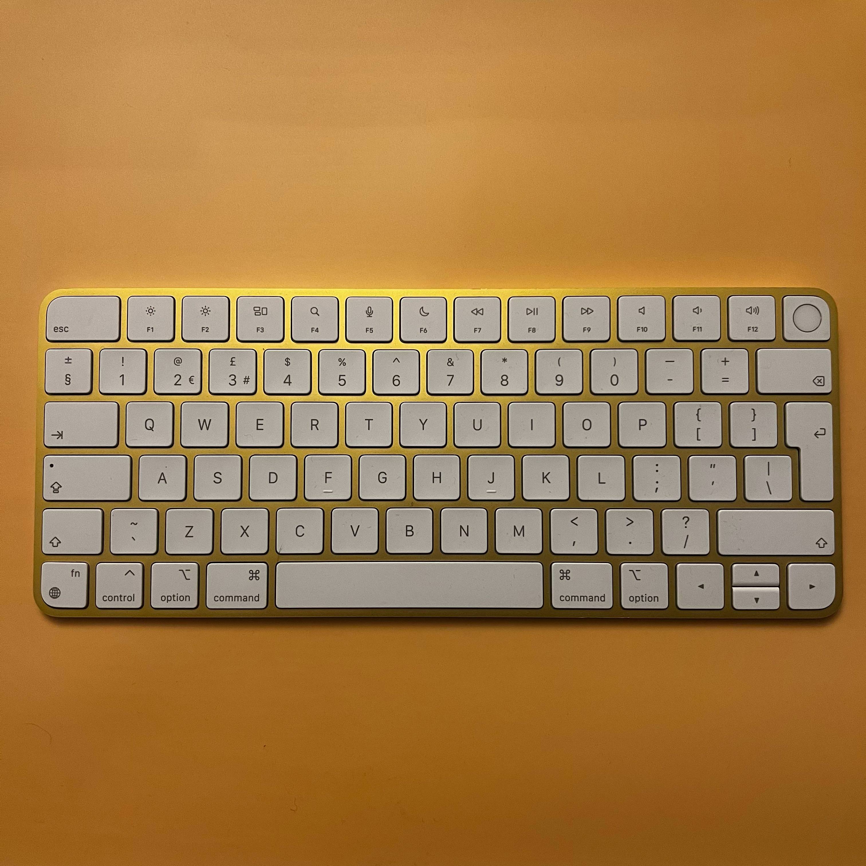Tastatura Apple Magic Keyboard Touch ID Gold - Layout British QWERTY Wireless Reincarcabilă Bluetooth Aluminiu Originala Resigilat