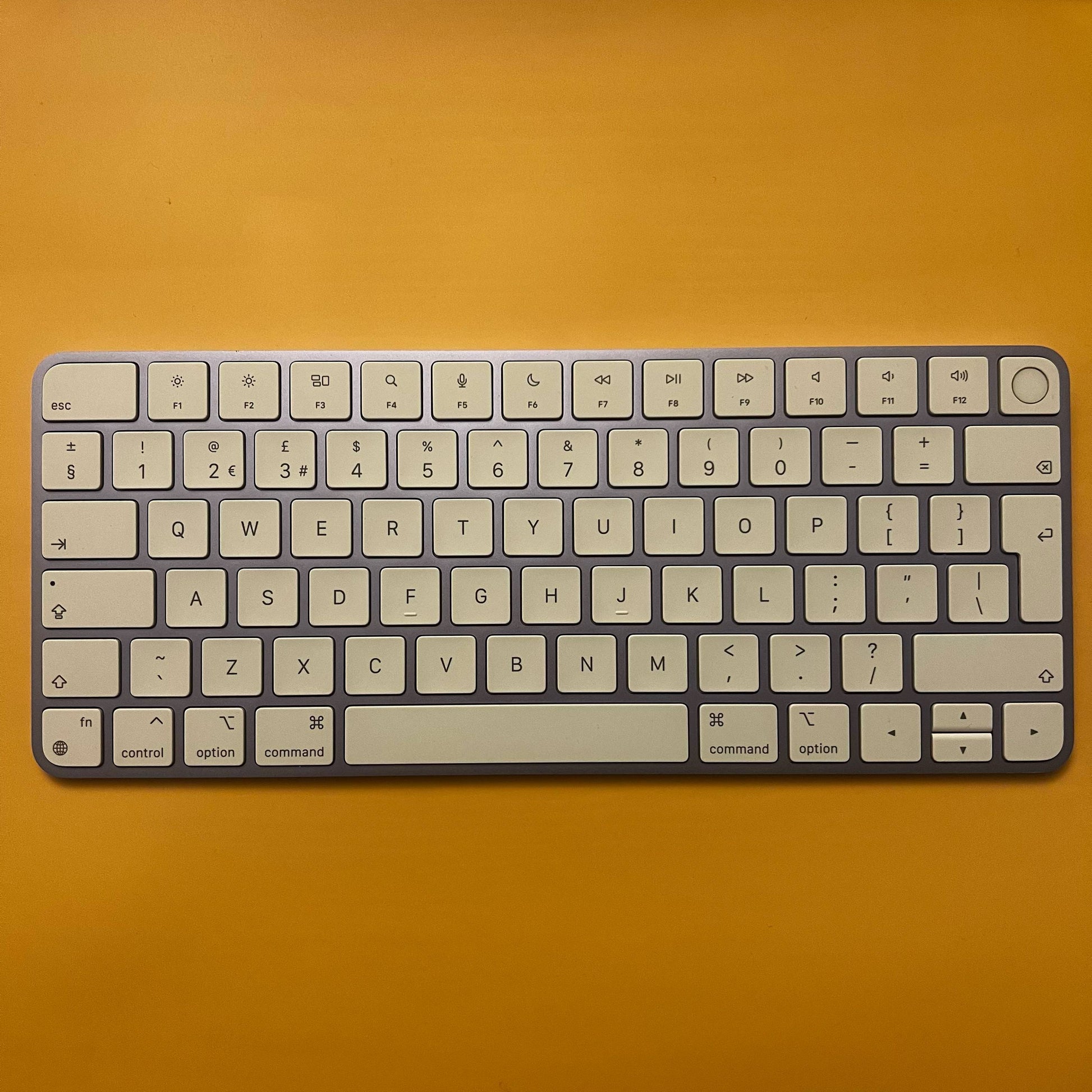 Tastatura Apple Magic Keyboard Touch ID Purple - Layout British QWERTY Wireless Reincarcabilă Bluetooth Aluminiu Originala Resigilat