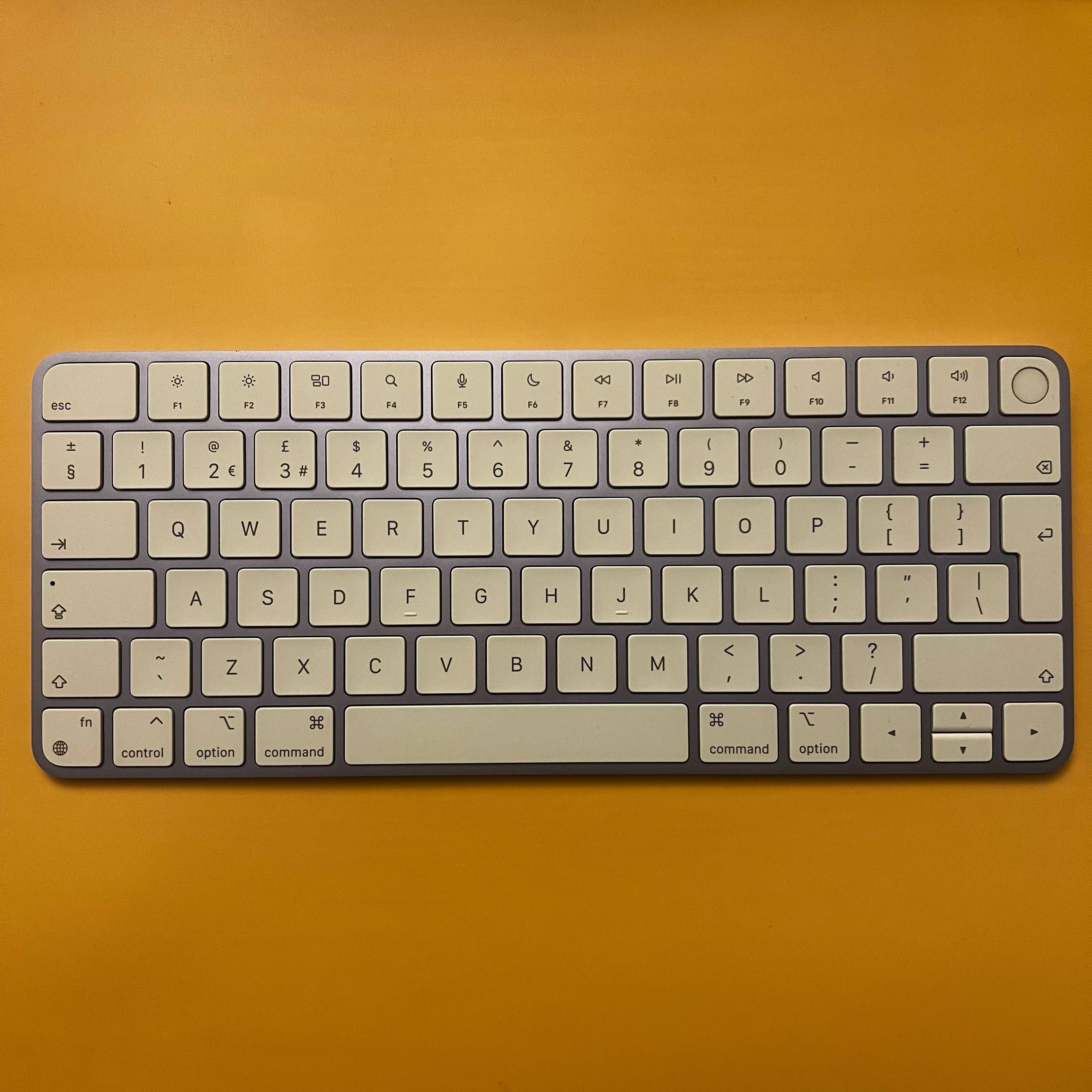 Tastatura Apple Magic Keyboard Touch ID Purple - Layout British QWERTY Wireless Reincarcabilă Bluetooth Aluminiu Originala Resigilat