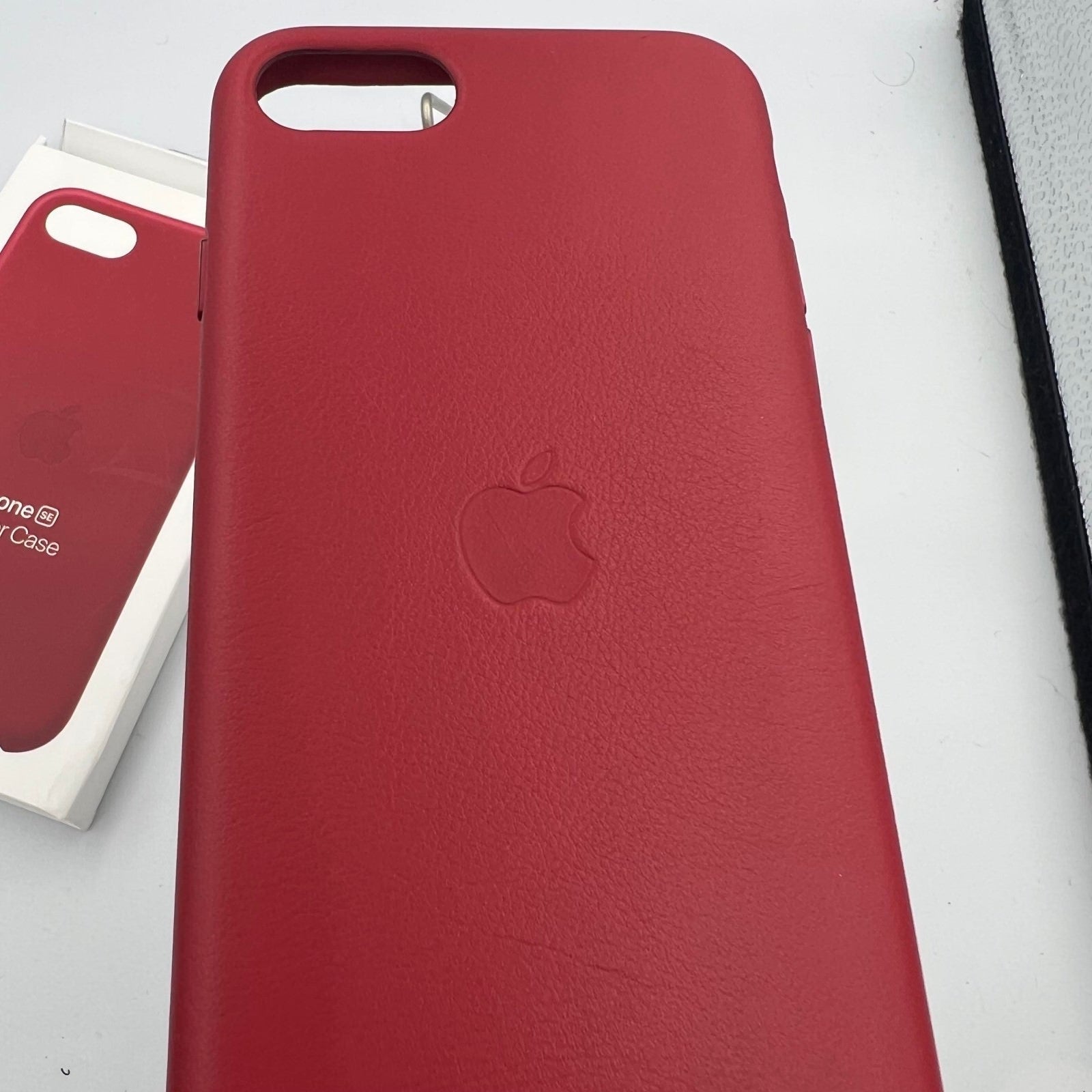 Husa Originala Piele Naturala Apple MXYL2ZM/A - iPhone SE 2022 / 2020 / 8 / 7 Red Resigilat - 190199610491